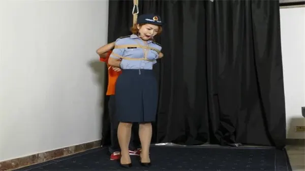 大尺度制服美女