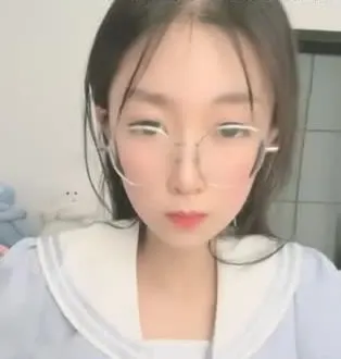 极品尤物女神大学生眼镜JK装乳夹抖臀摸穴随着音乐摆臀妹妹好想被操极度诱惑