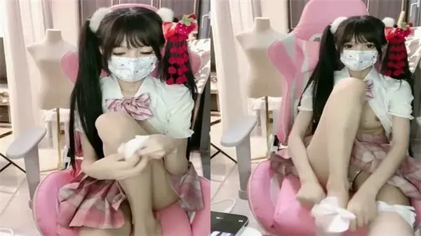 白丝双马尾苗窕嫩妹淫声荡语撩骚互动道具玩弄骚逼