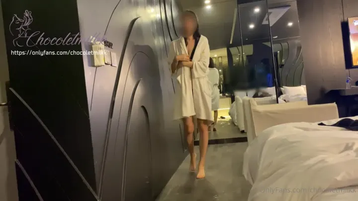 好想的穿著比基尼在户外游泳池干阿.