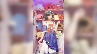 角色扮演可愛美少女為了增加粉絲出賣肉體的白雪公主