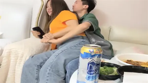 探花偷拍！饥渴瘦猴猛操水嫩丰满良家妹，白皙巨乳被狂揉内射榨干！