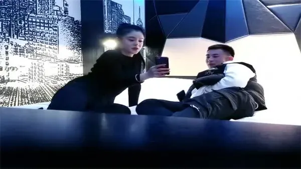 探花偷拍！苗条大奶极品尤物主动求操，骚穴狂吞巨根喷水高潮
