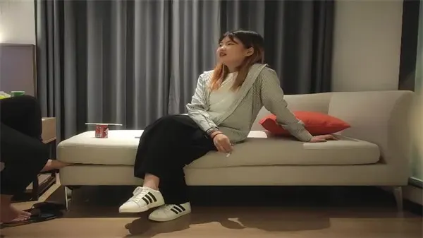 极品兼职学生妹深夜被狂干1000块，巨乳荡妇求内射高潮喷水！