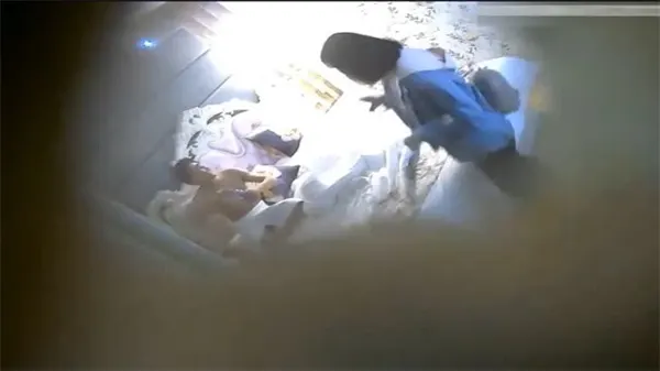 偷拍！干涩骚穴渴望爆浆，极品尤物被无套狂操喷水高潮！