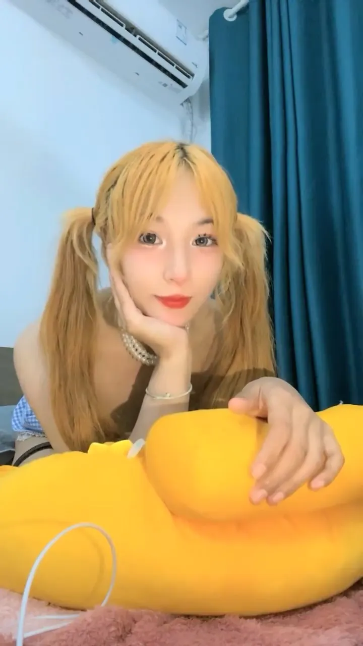极品尤物金发美女！双马尾外表甜美！假屌吸在ipad上，美臀特写骑坐，上下套弄，极度诱惑