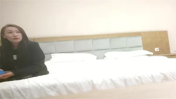 深夜狂野！黑丝御姐美腿大开被巨屌爆操，肉穴狂吞欲罢不能