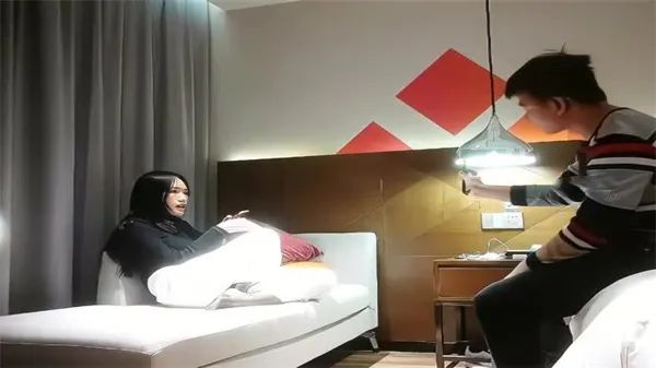 极品花臂纹身妹初体验，被小哥狂操内射到高潮