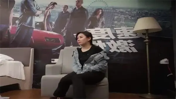 约炮牛仔外套辣妹沙发扣逼，巨乳高潮狂喷