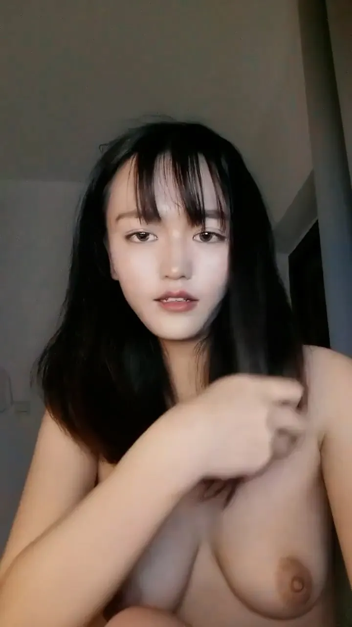 笑起来超甜小姐姐！新人下海大尺度！假屌大黑牛双管齐下，从下往上视角，翘起屁股后入，低低呻吟
