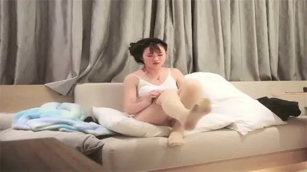 偷拍高价约炮！大屌狂操肉丝苗条妹 内射爆浆