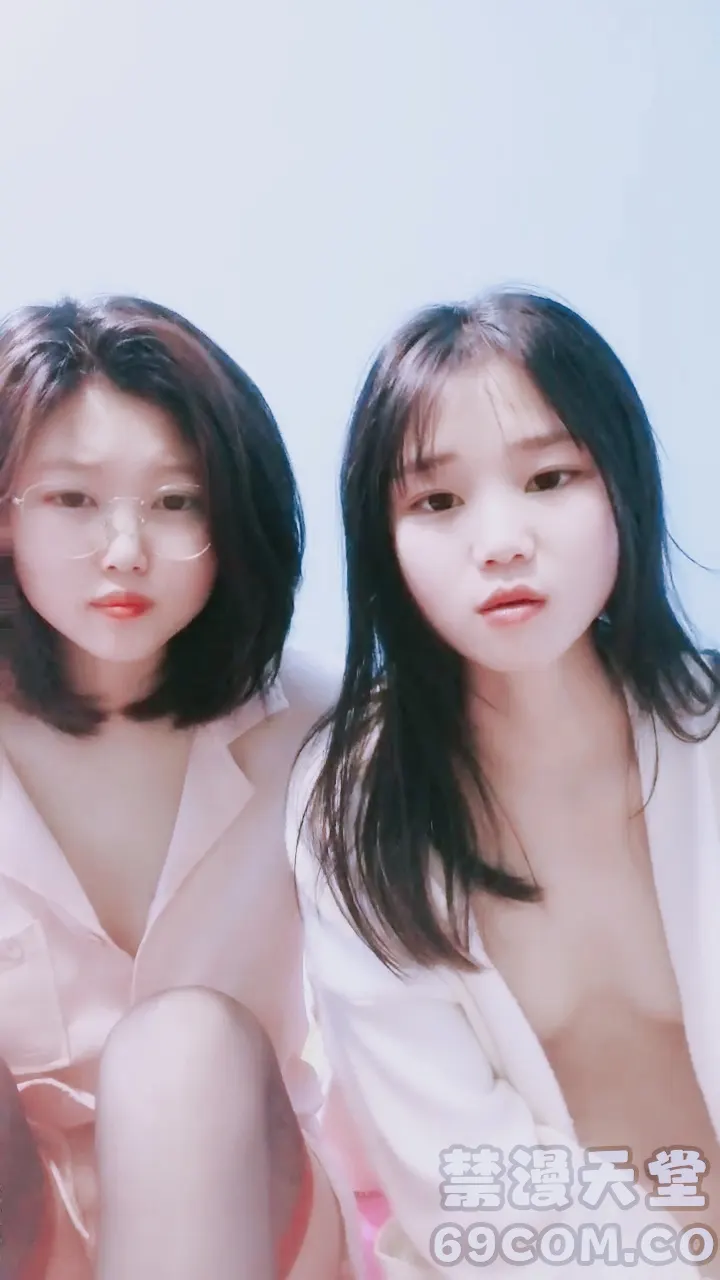 【禁漫直播】两个可爱的年轻小妹深夜露脸陪狼友发骚,揉奶玩逼互动深夜,对着镜头轮流掰开逼逼给狼友看,自慰呻吟好刺激