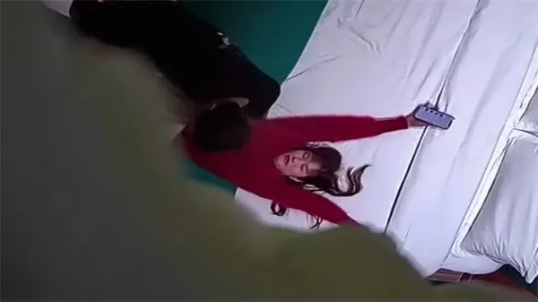 偷拍酒店内极品人妻被猛男狂干，奇葩体位内射高清