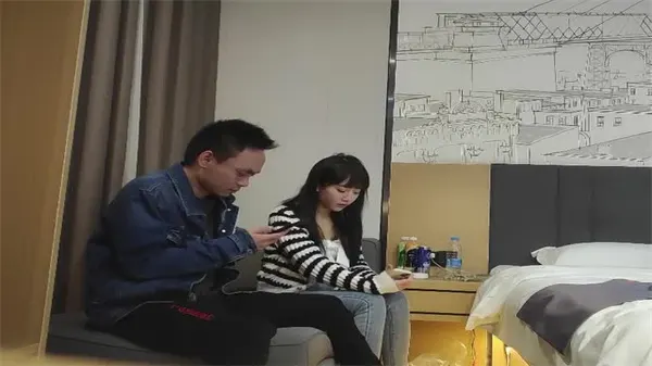私约极品条纹兼职妹，诱人骚穴被狂干猛插汁液横流