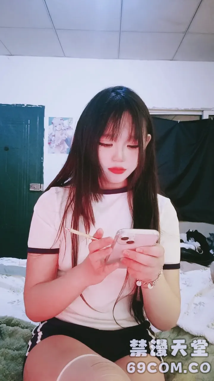 【禁漫直播】极品呆萌小妹全程露脸陪狼友发骚,在狼友的指挥下脱光看了秒硬,揉奶玩逼看特写舔手指上的淫水撅着屁股发骚