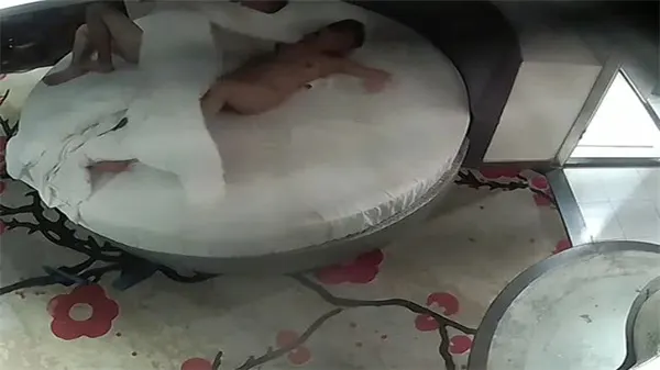 情趣酒店偷拍！白色圆床极品人妻被狂干内射