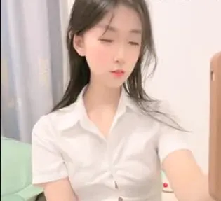 极品尤物衬衣短裙自慰骚穴，假屌骑乘位狂干内射