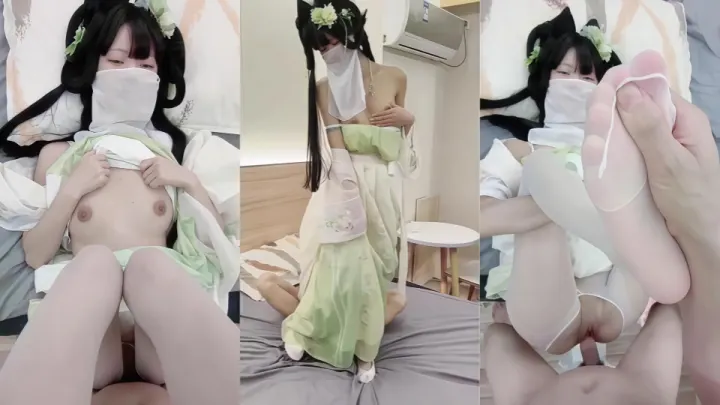 古装制服的无毛一线天嫩穴的精神小妹，被花式乘骑无套猛操，这骚穴真带感！直接操喷