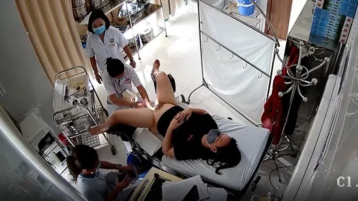 医院妇科偷拍：极品人妻人流室，护士夹子捅骚穴，医生摸奶二指禅！