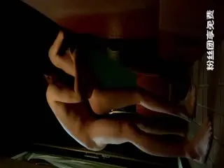 姐弟乱伦：禽兽弟弟偷拍姐姐洗澡_姐姐细腰美乳高能全开各种操. 