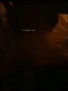 泄密流出少妇被两个年轻帅哥带到酒店进行毁三观式的性爱把房门打开强迫少妇在走廊里啪啪