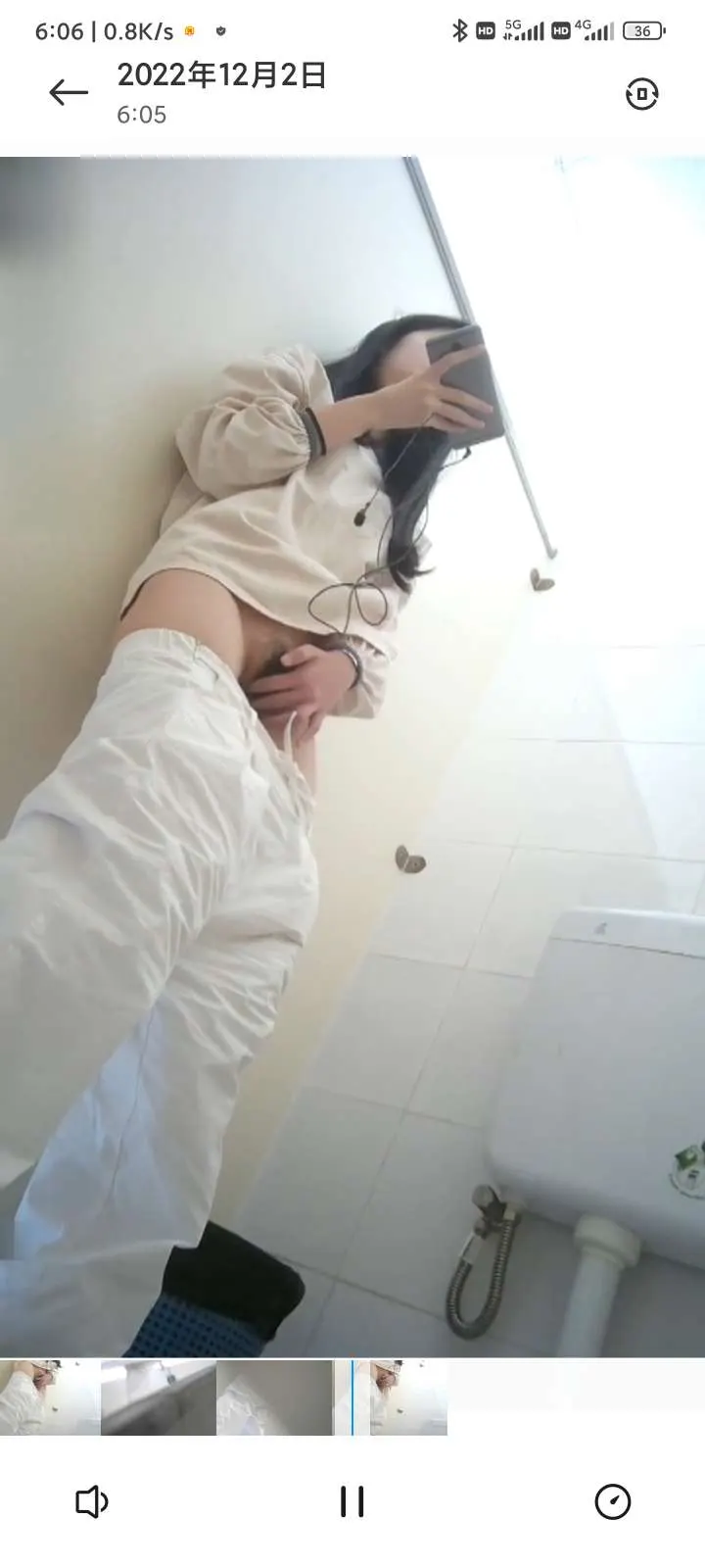 真实偷拍，学生妹厕所站着自慰，双腿直打哆嗦