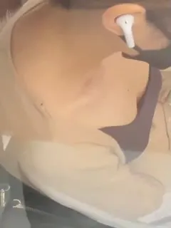 胆子有点大，地铁偷拍露奶头