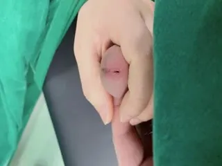 麻.醉科.色狼医.生趁美女.术前麻.醉的.时候_旁边没人.偷偷猥.亵偷拍.病人.私处