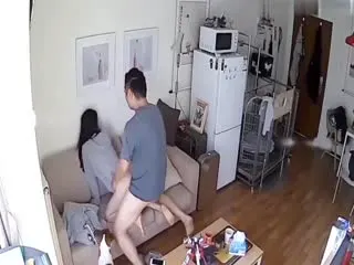 破解家庭摄像头，广东眼镜男出差回来饥渴难耐在客厅和媳妇猛cb