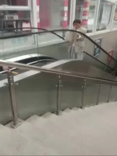 对面的美女看过来 这里的鸡巴大又长