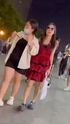 高清原版惊喜发现!极品学妹无内逛街流着爱液_白裙美女无内流出精液