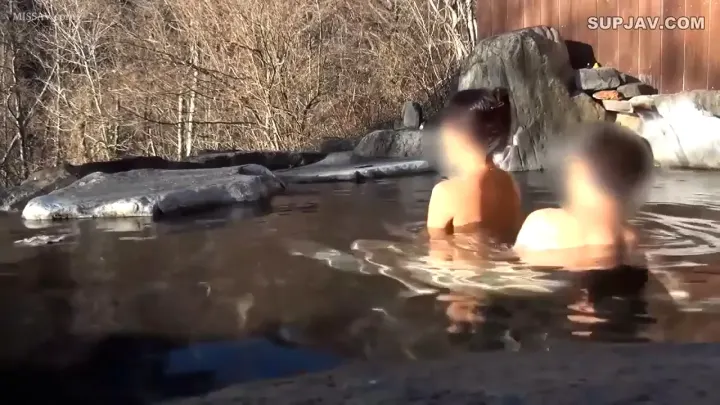 做瑜伽教练的美女人妻- 偷偷去泡温泉，晒出偷拍的全过程