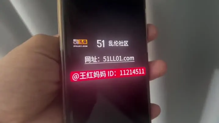 【光天化日刺激寻欢】周末带着妹妹去公园散步，谁料我跟妹妹同时尿急，半天找不到厕所，无奈只能躲到小树林里偷偷解决，哪知我刚撒完尿，妹妹却不让我穿上裤子，还主动舔起了我的鸡巴，也不嫌脏！