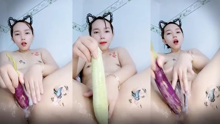 蝴蝶纹身的骚妹边看AV边使用各种性爱道具11深插.骚逼一起高潮