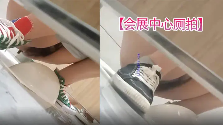 会展中心厕拍某家居会展中心女厕移动拍摄不同种类美.女轮番如厕不仅逼美美脚也很性感