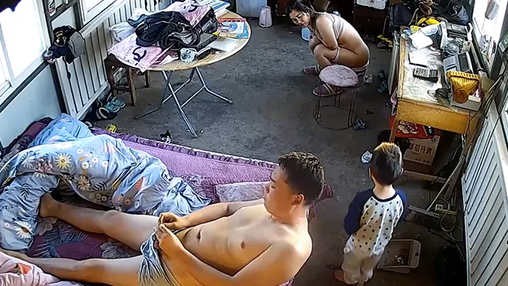 家庭网络摄像头偷拍夫妻也太不检点经常当着小孩的面.啪啪